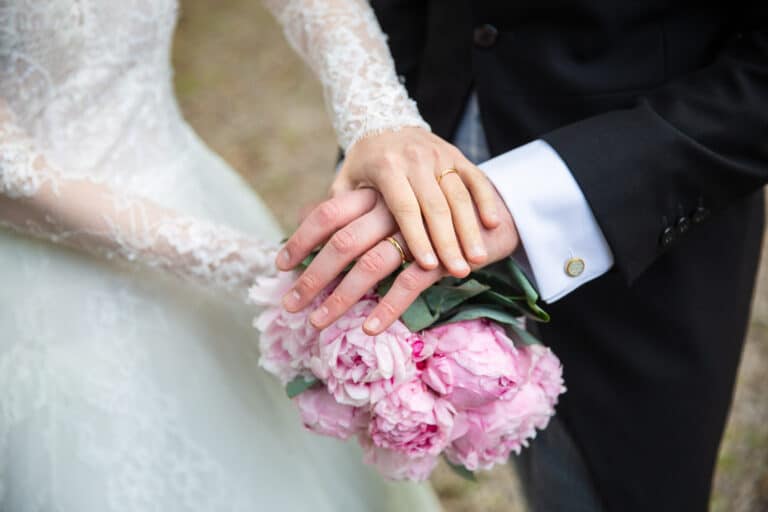 photo de mariage avec bouquet et mains