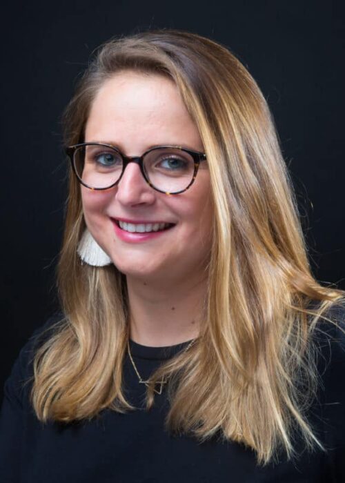 Portrait professionnelle de femme blonde